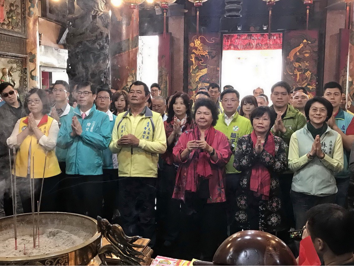 陳菊今初二(17)日繼續率領高雄市府團隊在左營元帝廟參拜,隨同陳菊到元帝廟參拜發紅包的還有民進黨立委劉世芳及參選高雄市長初選的民進黨立委陳其邁、管碧玲、趙天麟、林岱樺及市議員參選人李柏毅等人。 圖:高雄市政府/提供 陳菊今初二(17)日繼續率領高雄市府團隊在左營元帝廟參拜,隨同陳菊到元帝廟參拜發紅包的還有民進黨立委劉世芳及參選高雄市長初選的民進黨立委陳其邁、管碧玲、趙天麟、林岱樺及市議員參選人李柏毅等人。 圖:高雄市政府/提供