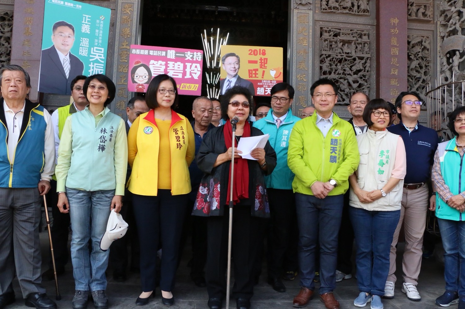 高雄市長陳菊今初三(17)下午繼續前往鼓山內惟鎮安宮、鹽埕文武聖殿、武廟參拜祈福,,民進黨高雄市黨內初選參選人陳其邁、管碧玲、林岱樺、趙天麟,都是跟著高雄市長陳菊參拜三行程,也讓今年過年的陳菊拜年寺廟拜行程,意外變成了選戰味特別重。 圖:高雄市府提供 高雄市長陳菊今初三(17)下午繼續前往鼓山內惟鎮安宮、鹽埕文武聖殿、武廟參拜祈福,,民進黨高雄市黨內初選參選人陳其邁、管碧玲、林岱樺、趙天麟,都是跟著高雄市長陳菊參拜三行程,也讓今年過年的陳菊拜年寺廟拜行程,意外變成了選戰味特別重。 圖:高雄市府提供