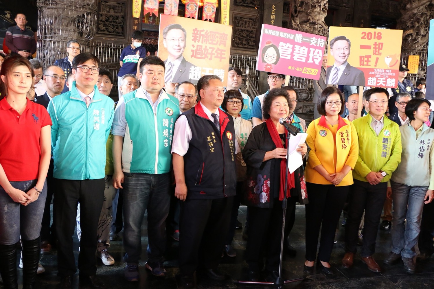 高雄市長陳菊今初三(17)下午繼續前往鼓山內惟鎮安宮、鹽埕文武聖殿、武廟參拜祈福,,民進黨高雄市黨內初選參選人陳其邁、管碧玲、林岱樺、趙天麟,都是跟著高雄市長陳菊參拜三行程,也讓今年過年的陳菊拜年寺廟拜行程,意外變成了選戰味特別重。 圖:高雄市府提供 高雄市長陳菊今初三(17)下午繼續前往鼓山內惟鎮安宮、鹽埕文武聖殿、武廟參拜祈福,,民進黨高雄市黨內初選參選人陳其邁、管碧玲、林岱樺、趙天麟,都是跟著高雄市長陳菊參拜三行程,也讓今年過年的陳菊拜年寺廟拜行程,意外變成了選戰味特別重。 圖:高雄市府提供