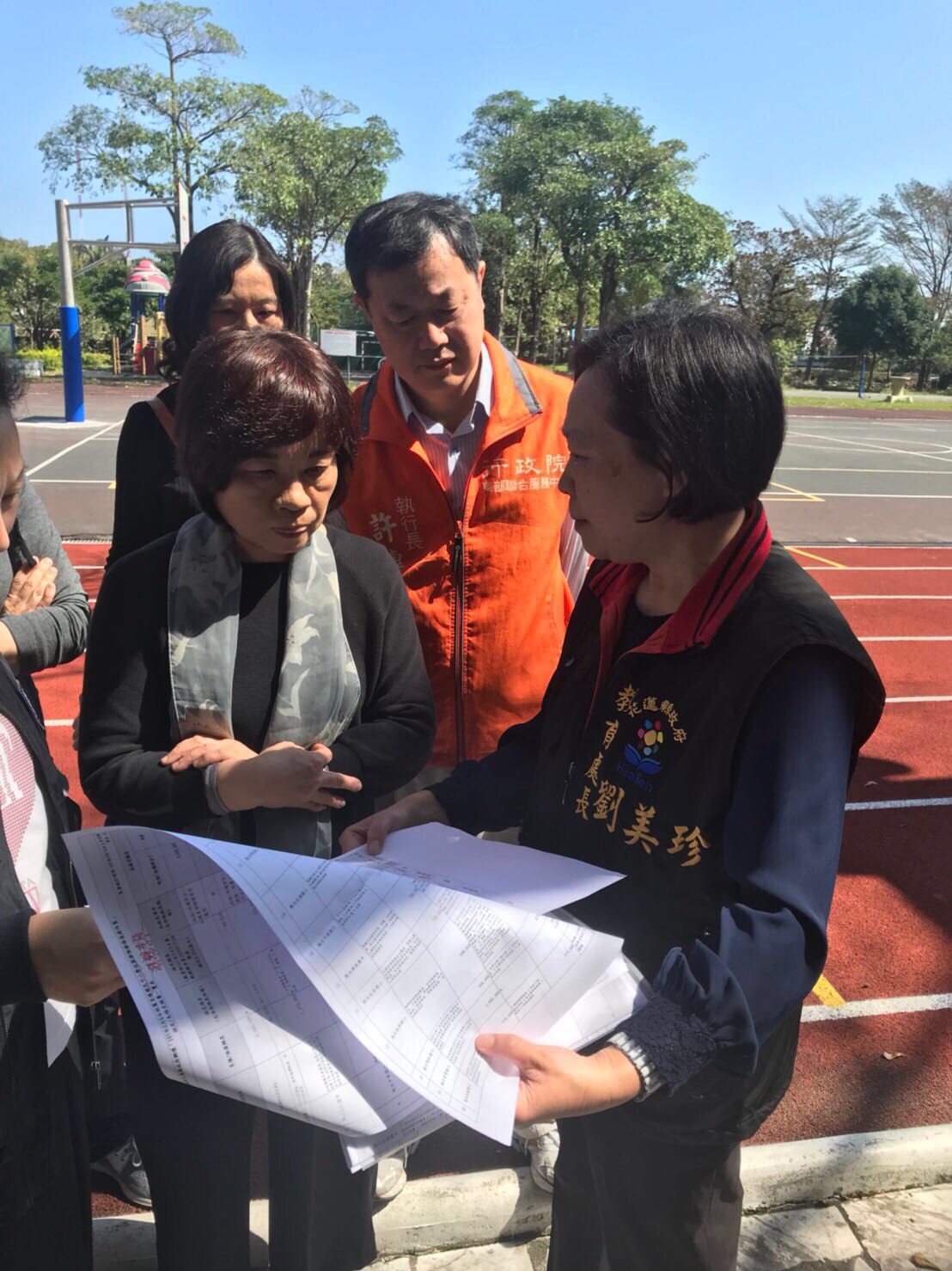 花蓮強震專案小組召集人陳美伶今天前往花蓮勘查地震復原狀況與進度,加速重建腳步。 圖/行政院提供 花蓮強震專案小組召集人陳美伶今天前往花蓮勘查地震復原狀況與進度,加速重建腳步。 圖/行政院提供