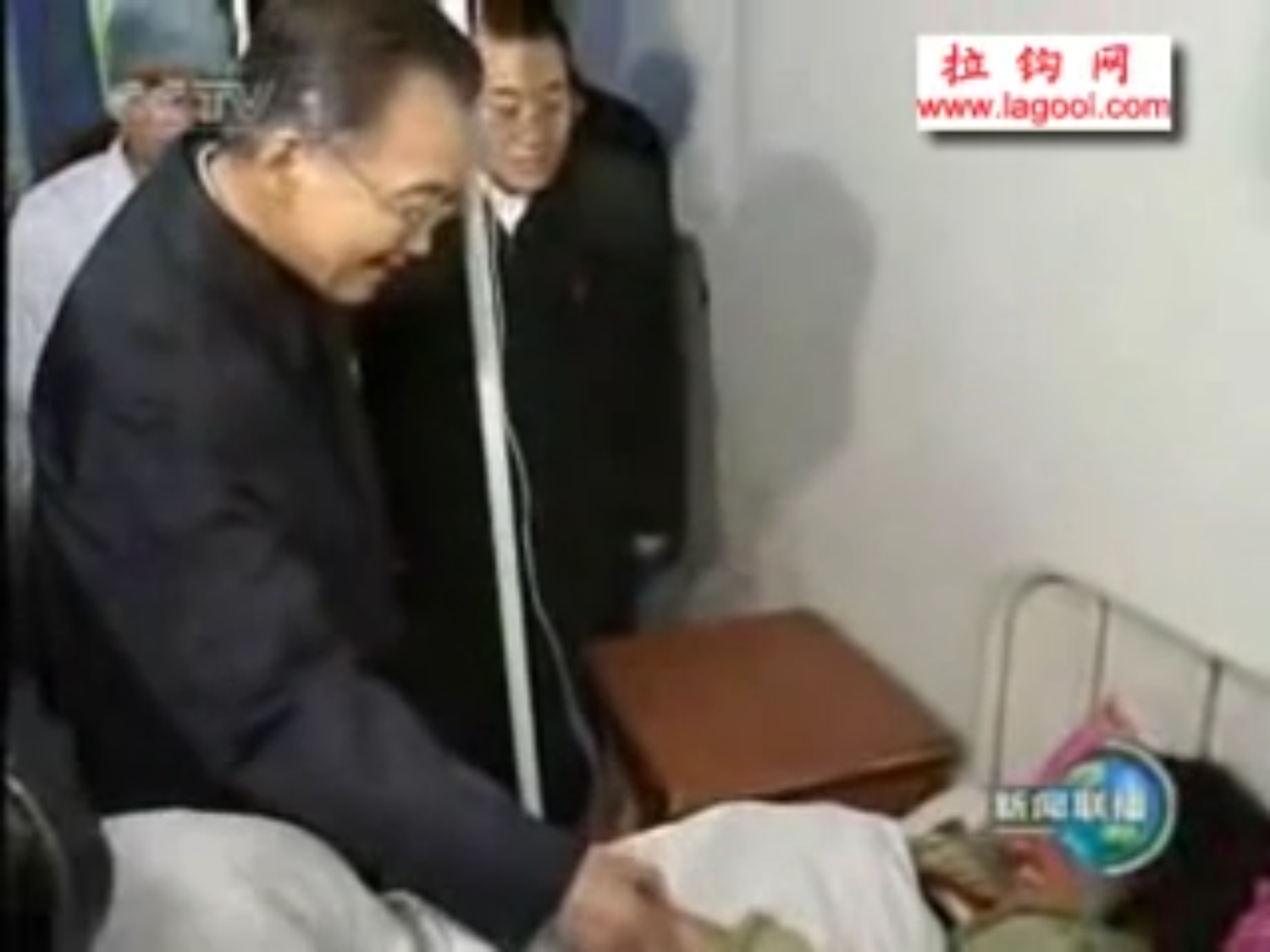 當年國務院總理溫家寶多次走訪河南愛滋村後,傳出疑似地方官員私下找人假扮病患的「握手門」事件。 圖:翻攝自Youtube 當年國務院總理溫家寶多次走訪河南愛滋村後,傳出疑似地方官員私下找人假扮病患的「握手門」事件。 圖:翻攝自Youtube