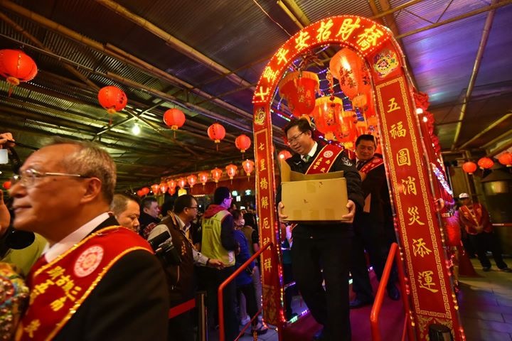 除夕夜,鄭文燦依照慣例先去素有《桃園大廟》之稱的景福宮及慈護宮、蘆竹區五福宮及中壢區仁海宮上香祈福。 圖:桃園市政府提供 除夕夜,鄭文燦依照慣例先去素有《桃園大廟》之稱的景福宮及慈護宮、蘆竹區五福宮及中壢區仁海宮上香祈福。 圖:桃園市政府提供