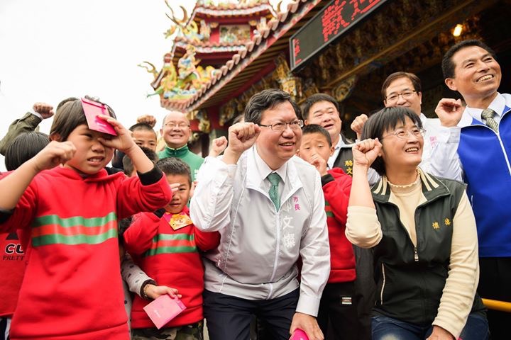 鄭文燦除了除夕走訪三宮廟外,初一至初五每天是10至15座宮廟祈福,平均每宮廟發送700-1000個福袋,初估至初十,至少要發掉10萬個福袋 圖:桃園市政府提供 鄭文燦除了除夕走訪三宮廟外,初一至初五每天是10至15座宮廟祈福,平均每宮廟發送700-1000個福袋,初估至初十,至少要發掉10萬個福袋 圖:桃園市政府提供