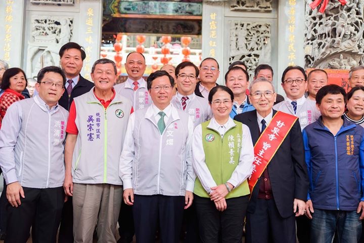 鄭文燦春節走春寺廟參香祈福,所到之處經常是民代環繞。 圖:桃園市政府提供 鄭文燦春節走春寺廟參香祈福,所到之處經常是民代環繞。 圖:桃園市政府提供