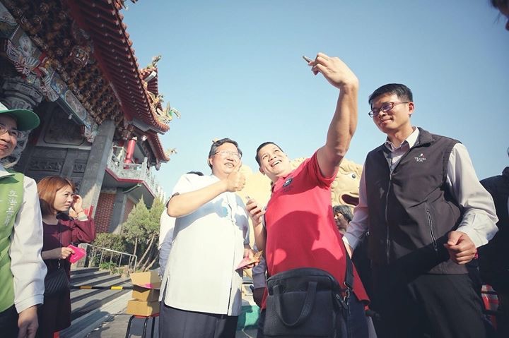 鄭文燦初一至初十將走百廟,至少要發送10萬個福袋。市民也搶照合照。 圖:桃園市政府提供 鄭文燦初一至初十將走百廟,至少要發送10萬個福袋。市民也搶照合照。 圖:桃園市政府提供