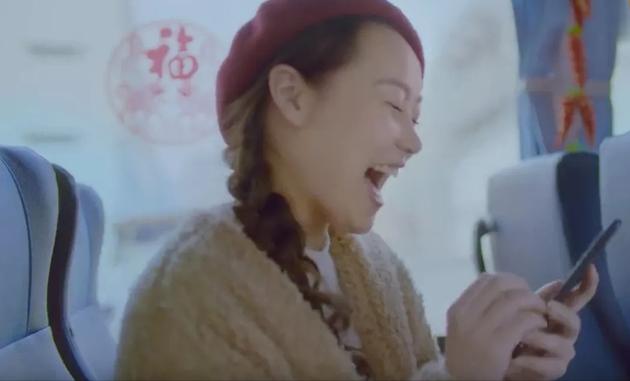 在廣告中,有多位女玩家在公車上因遊戲角色而與其他女性公然「爭風吃醋」,甚至在公車上大肆喧嘩。 圖:翻攝自微博 在廣告中,有多位女玩家在公車上因遊戲角色而與其他女性公然「爭風吃醋」,甚至在公車上大肆喧嘩。 圖:翻攝自微博