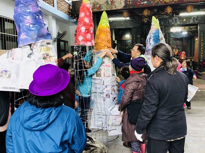 桃園市龍潭大北坑2018戀戀魯冰花季,桃園在地客籍藝術家劉經綸,帶領民眾參與製作,鍾肇政小說《魯冰花》所提到小主人公古阿明所繪製的野獸派風格繪畫。 圖:翻攝自戀戀魯冰花季臉書 桃園市龍潭大北坑2018戀戀魯冰花季,桃園在地客籍藝術家劉經綸,帶領民眾參與製作,鍾肇政小說《魯冰花》所提到小主人公古阿明所繪製的野獸派風格繪畫。 圖:翻攝自戀戀魯冰花季臉書