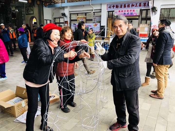 桃園市龍潭大北坑2018戀戀魯冰花季,桃園在地客籍藝術家劉經綸,帶領民眾參與製作,鍾肇政小說《魯冰花》所提到小主人公古阿明所繪製的野獸派風格繪畫。 圖:翻攝自戀戀魯冰花季臉書 桃園市龍潭大北坑2018戀戀魯冰花季,桃園在地客籍藝術家劉經綸,帶領民眾參與製作,鍾肇政小說《魯冰花》所提到小主人公古阿明所繪製的野獸派風格繪畫。 圖:翻攝自戀戀魯冰花季臉書