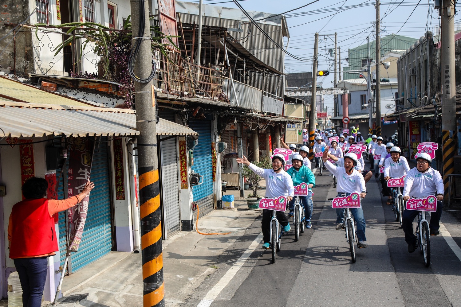 翁章梁、立委陳明文、蔡易餘、副議長陳怡岳等地方代表一行人展現團結活力的氣勢,騎單車深入布袋鎮11里、義竹鄉6村。 圖:翁章梁辦公室/提供 翁章梁、立委陳明文、蔡易餘、副議長陳怡岳等地方代表一行人展現團結活力的氣勢,騎單車深入布袋鎮11里、義竹鄉6村。 圖:翁章梁辦公室/提供