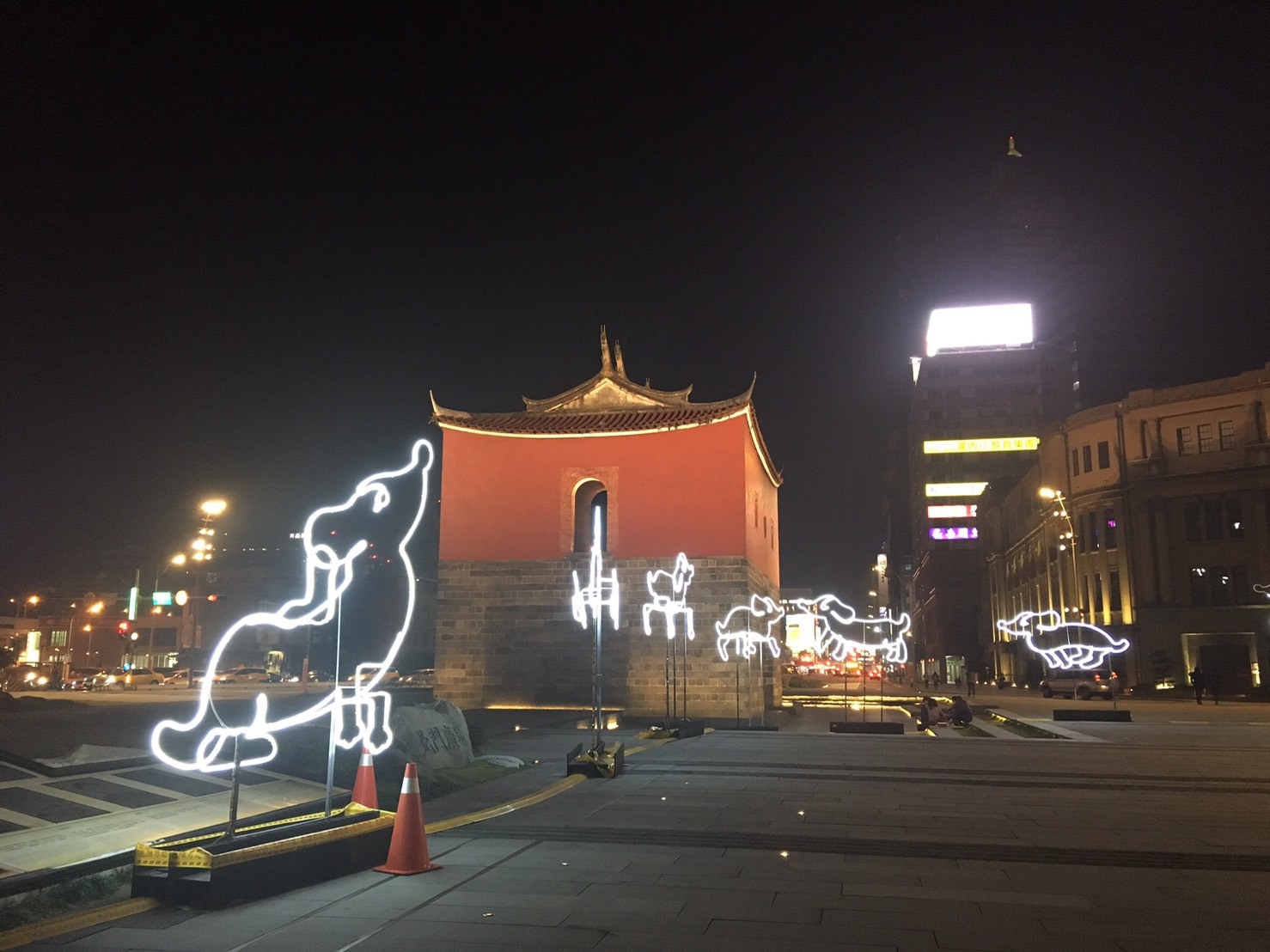 北門廣場四周有20隻臺灣犬分身影燈環繞,小狗分身們隨著燈光變化,呈現追、跑、玩、跳。 圖:台北市觀傳局提供 北門廣場四周有20隻臺灣犬分身影燈環繞,小狗分身們隨著燈光變化,呈現追、跑、玩、跳。 圖:台北市觀傳局提供