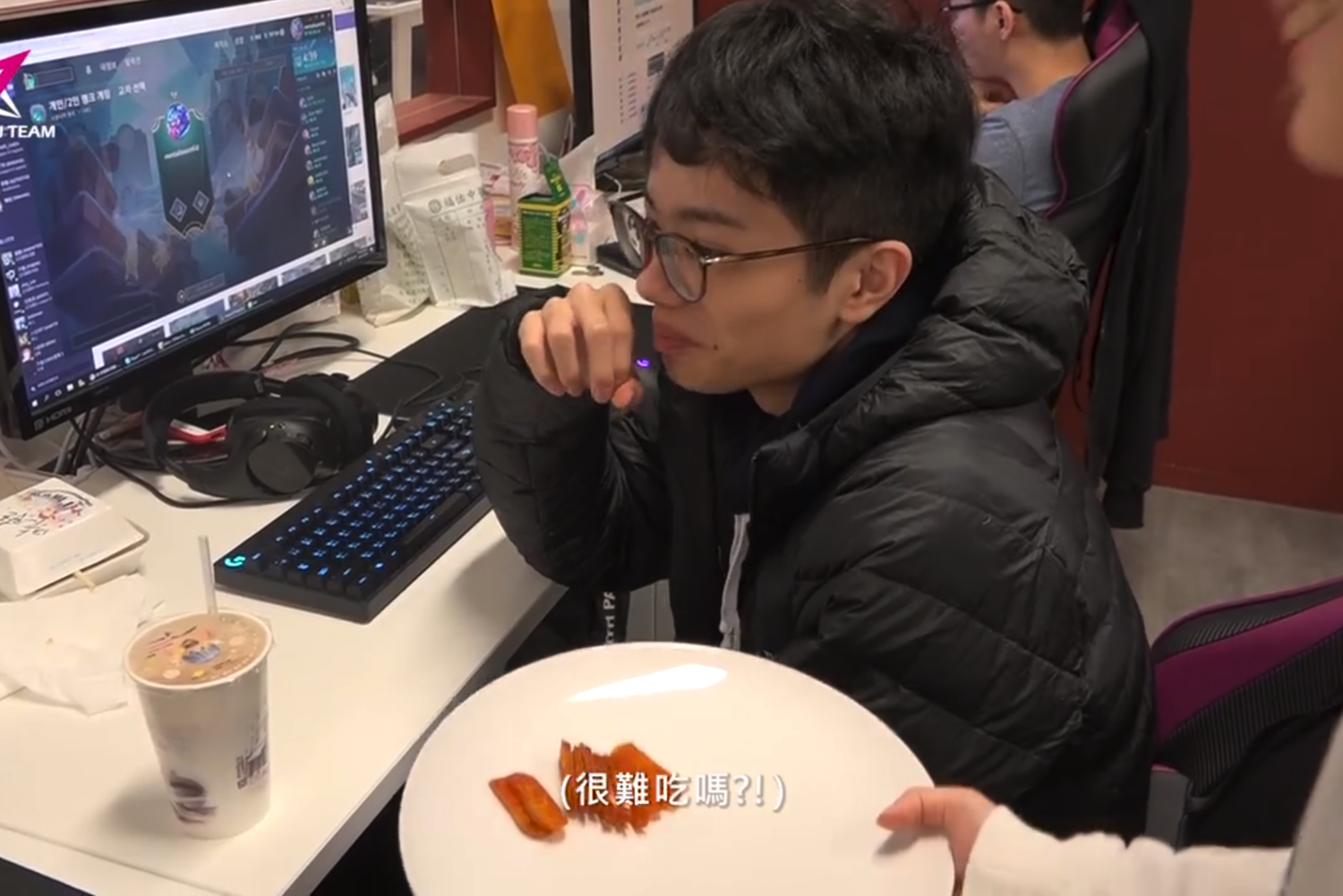 台港澳LMS春季賽開打在即,台灣職業電競隊伍J Team(JT)開春訓練期間,後勤團隊獻上高級食材「香煎烏魚子」來給選手們補補身、打打氣,沒想到卻被嫌棄,讓粉絲們非常心疼那些烏魚子。 圖:翻攝自 J Team 粉絲專頁 台港澳LMS春季賽開打在即,台灣職業電競隊伍J Team(JT)開春訓練期間,後勤團隊獻上高級食材「香煎烏魚子」來給選手們補補身、打打氣,沒想到卻被嫌棄,讓粉絲們非常心疼那些烏魚子。 圖:翻攝自 J Team 粉絲專頁