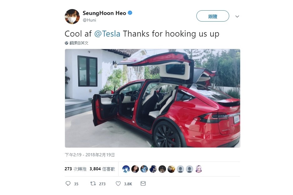 Huni在推特上曬出戰隊贈予的特斯拉。 圖:翻攝自 SeungHoon Heo 推特 Huni在推特上曬出戰隊贈予的特斯拉。 圖:翻攝自 SeungHoon Heo 推特