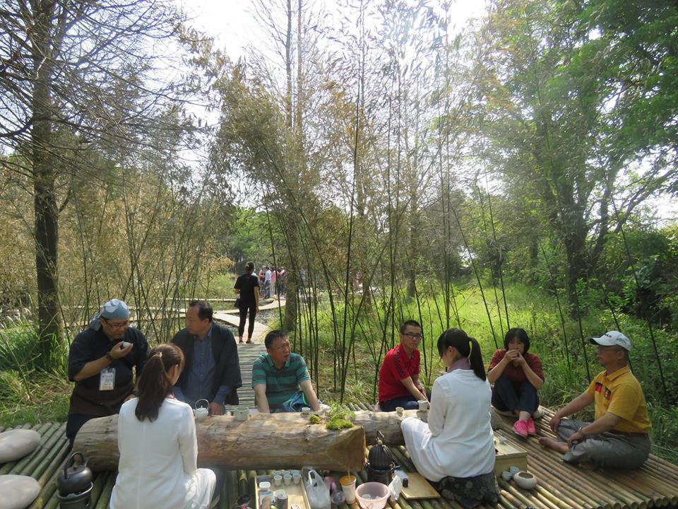 世界搏茶會今年共安排平日24席、假日48席的特色茶席,室內茶席以「韻雅境德」主題打造品茗空間,結合詩文如畫、禪意文風的東方雅集,搭配大型羽居、流水的佈置。 圖:世界搏茶會FB粉絲專頁提供 世界搏茶會今年共安排平日24席、假日48席的特色茶席,室內茶席以「韻雅境德」主題打造品茗空間,結合詩文如畫、禪意文風的東方雅集,搭配大型羽居、流水的佈置。 圖:世界搏茶會FB粉絲專頁提供