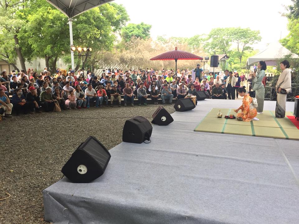 世界搏茶會其中的世界茶文化表演活動,吸引眾多民眾觀賞。 圖:世界搏茶會FB粉絲專頁提供 世界搏茶會其中的世界茶文化表演活動,吸引眾多民眾觀賞。 圖:世界搏茶會FB粉絲專頁提供
