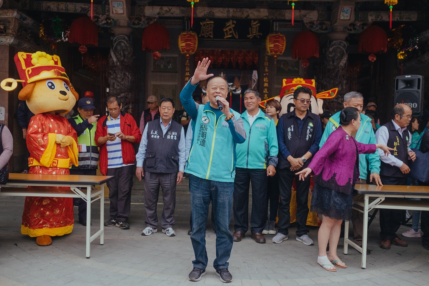 嘉義縣長張花冠 (右) 忍著腳扭傷,為張明達輔選。 圖 : 張明達競選總部/提供 嘉義縣長張花冠 (右) 忍著腳扭傷,為張明達輔選。 圖 : 張明達競選總部/提供