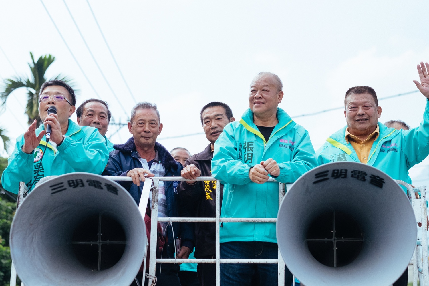 張明達在宣傳車上對選民廣播。 圖 : 張明達競選總部/提供 張明達在宣傳車上對選民廣播。 圖 : 張明達競選總部/提供