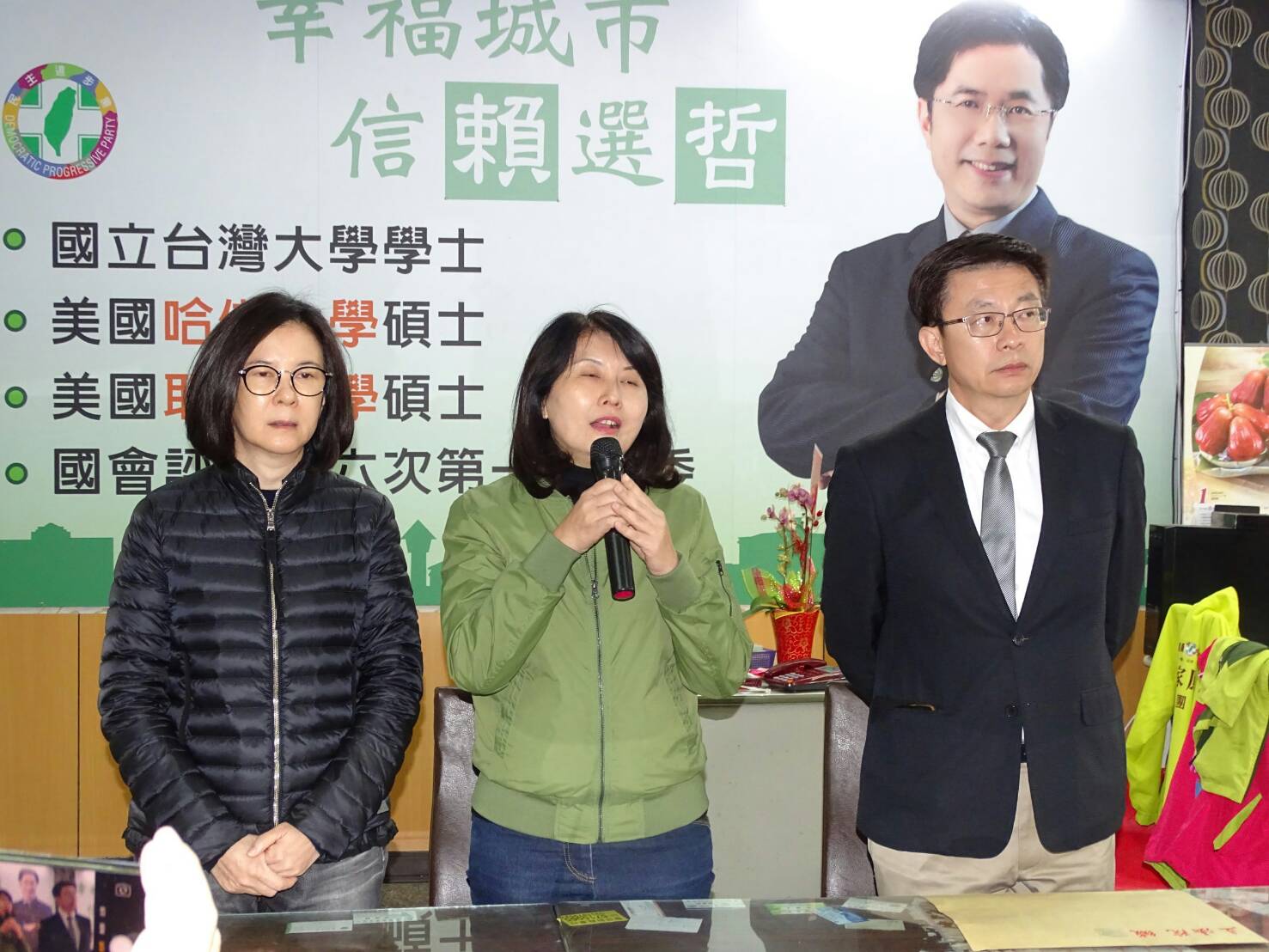 黃偉哲妻子劉育菁哽咽落淚指出,她不忍黃偉哲投入市長初選一年來,遭受諸多的抹黑攻擊,期盼選戰回歸台南正向、良善的價值。 圖 : 黃博郎/攝 黃偉哲妻子劉育菁哽咽落淚指出,她不忍黃偉哲投入市長初選一年來,遭受諸多的抹黑攻擊,期盼選戰回歸台南正向、良善的價值。 圖 : 黃博郎/攝