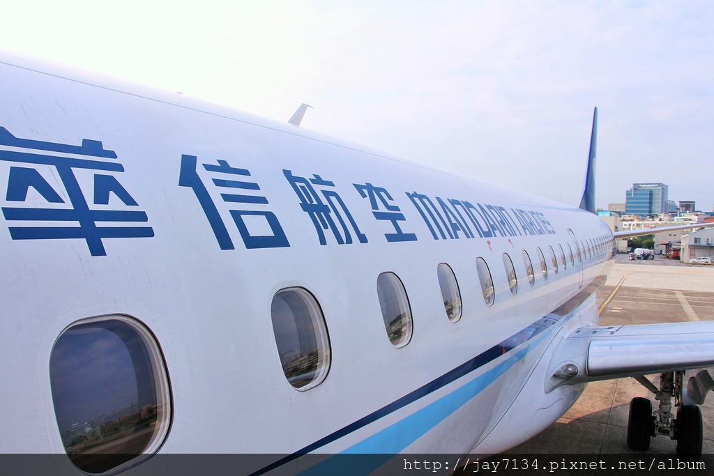 華信航空E90客機機艙燈號今天兩度異常,取消馬公-台北飛航。 圖 : 翻攝自AJ的旅行地圖 華信航空E90客機機艙燈號今天兩度異常,取消馬公-台北飛航。 圖 : 翻攝自AJ的旅行地圖