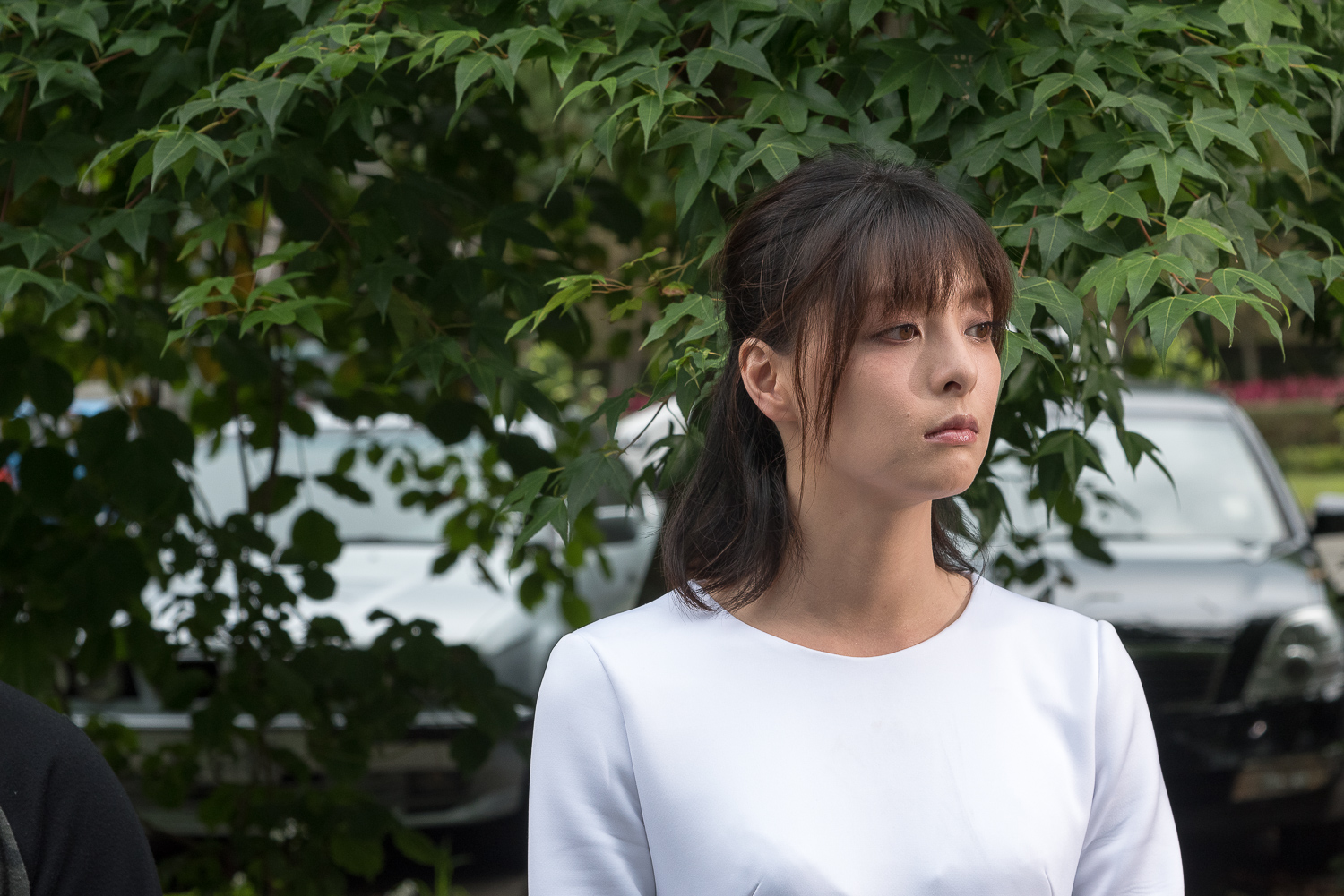 李依瑾在角頭2煙燻妝叛逆的霏霏,之後為了阿慶洗盡鉛華,轉變成素淨純情霏霏。 圖:齊石傳播提供 李依瑾在角頭2煙燻妝叛逆的霏霏,之後為了阿慶洗盡鉛華,轉變成素淨純情霏霏。 圖:齊石傳播提供