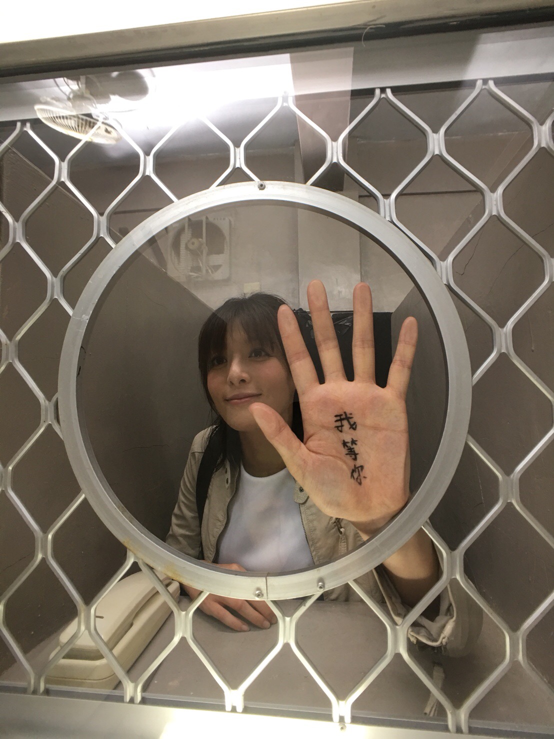 鄭人碩在《角頭2》的女人們之中跟李依瑾有相當份量的感情戲,他透露:「其中印象最深刻的一場是霏霏到監獄看我的那場戲,看著她手貼在玻璃上,手掌心草寫著『我等你』。這一大段感情戲碼被導演剪掉。 圖:齊石傳播提供 鄭人碩在《角頭2》的女人們之中跟李依瑾有相當份量的感情戲,他透露:「其中印象最深刻的一場是霏霏到監獄看我的那場戲,看著她手貼在玻璃上,手掌心草寫著『我等你』。這一大段感情戲碼被導演剪掉。 圖:齊石傳播提供