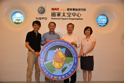 首顆自主研發的福衛五號衛星升空,展現台灣太空技術,也大大提升研發團隊信心。圖左起為太空中心整合測試組長陳維鈞、副主任余憲政、福五計畫主持人張和本、太空中心影像處理組組長劉小菁。 圖:中央社 首顆自主研發的福衛五號衛星升空,展現台灣太空技術,也大大提升研發團隊信心。圖左起為太空中心整合測試組長陳維鈞、副主任余憲政、福五計畫主持人張和本、太空中心影像處理組組長劉小菁。 圖:中央社