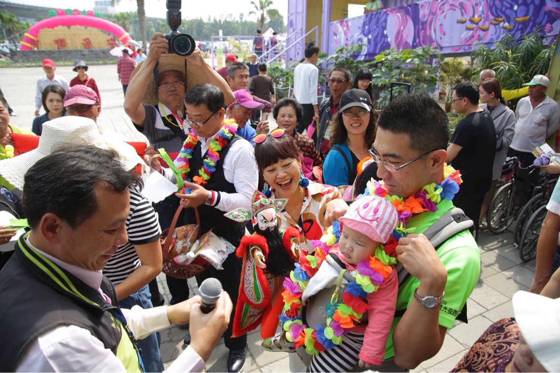 家住高雄的林雅萍一家人,避開春節人潮,選擇初六開工日出遊,帶孩子來看到屏東熱博看Hello Kitty彩稻田,成為第155萬3886位幸運兒,獲得熱博限定Hello Kitty禮品、小墾丁渡假村住宿券、國立海洋生物博物館入園票、老鷹紅豆等價值超過8千元好禮。 圖:屏東縣政府/提供 家住高雄的林雅萍一家人,避開春節人潮,選擇初六開工日出遊,帶孩子來看到屏東熱博看Hello Kitty彩稻田,成為第155萬3886位幸運兒,獲得熱博限定Hello Kitty禮品、小墾丁渡假村住宿券、國立海洋生物博物館入園票、老鷹紅豆等價值超過8千元好禮。 圖:屏東縣政府/提供