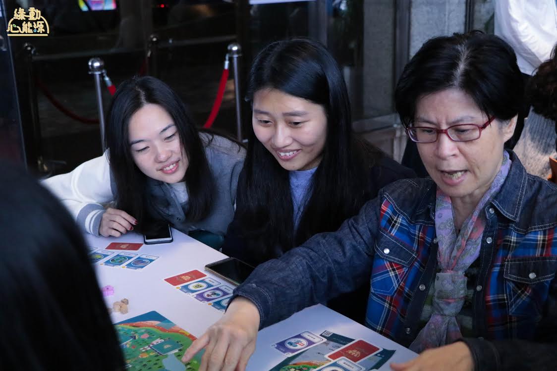 大朋友小朋友也一同參與能源桌遊。 圖:指控FinCon團隊/提供 大朋友小朋友也一同參與能源桌遊。 圖:指控FinCon團隊/提供