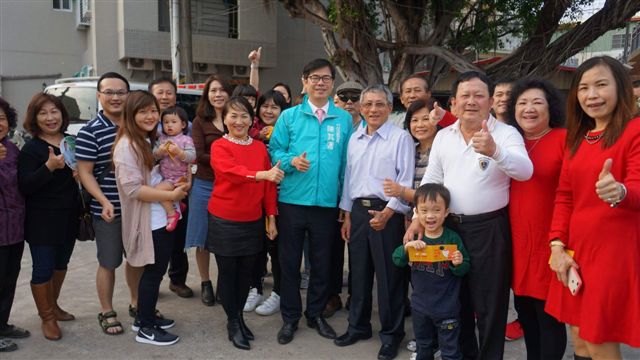 陳其邁人氣高,一群民眾要求合影。 圖:陳其邁服務處提供 陳其邁人氣高,一群民眾要求合影。 圖:陳其邁服務處提供