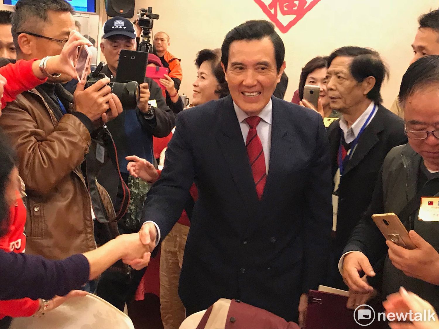 國安單位質疑馬習會機密檔案未移交!對此,前總統馬英九辦公室發言人徐巧芯今(13)日表示,請「具名」並「具體」提出證據,不要只敢透過特定媒體放話,意圖抹黑。 國安單位質疑馬習會機密檔案未移交!對此,前總統馬英九辦公室發言人徐巧芯今(13)日表示,請「具名」並「具體」提出證據,不要只敢透過特定媒體放話,意圖抹黑。