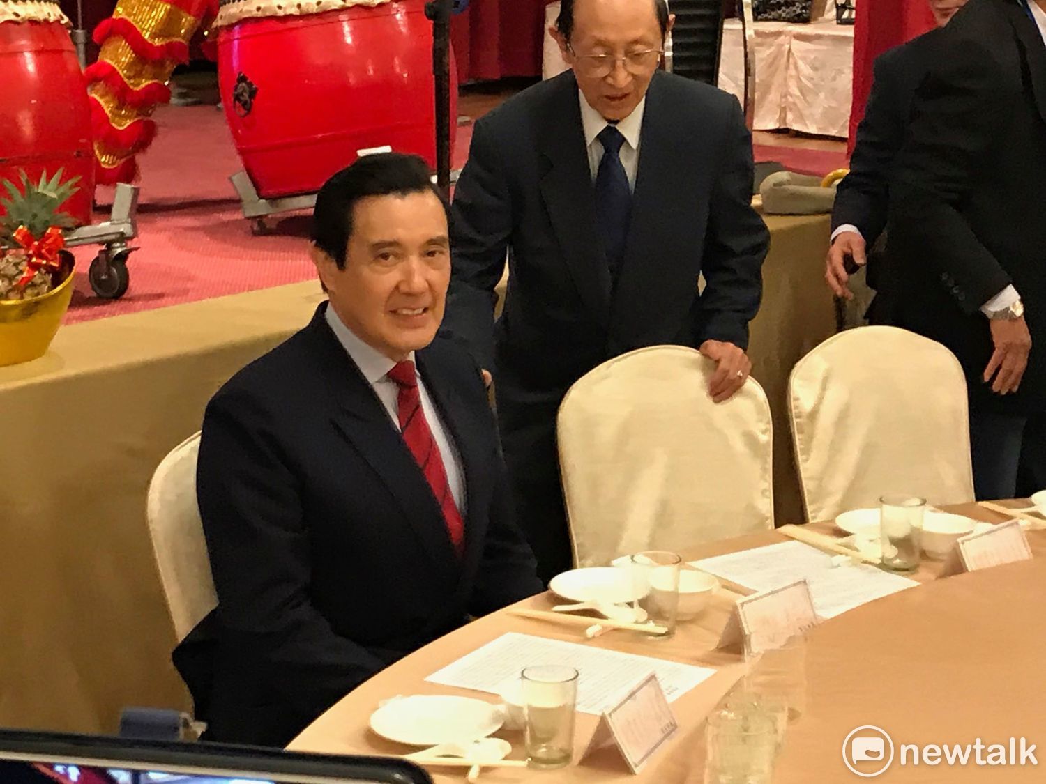 馬英九表示,2015年與中國國家主席習近平會面時,當面告訴習,1992年達成的共識就是「一中各表」,絕對不會兩中、一中一台或台獨,因為這是中華民國憲法所不容許的,不過,憲法不排除「統一」這個選項,但未訂定時間表。 圖:周煊惠 / 攝 馬英九表示,2015年與中國國家主席習近平會面時,當面告訴習,1992年達成的共識就是「一中各表」,絕對不會兩中、一中一台或台獨,因為這是中華民國憲法所不容許的,不過,憲法不排除「統一」這個選項,但未訂定時間表。 圖:周煊惠 / 攝