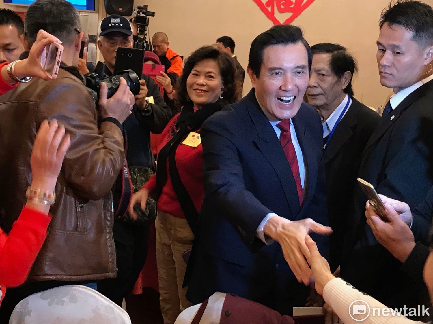 馬英九與現場民眾握手。 圖:周煊惠 / 攝 馬英九與現場民眾握手。 圖:周煊惠 / 攝