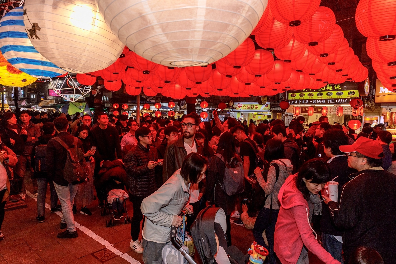 「浪浪彩繪燈」則是一種集結的美,找找看,有些燈籠上還有浪浪流浪狗的小故事。 圖:台北市觀傳局/提供 「浪浪彩繪燈」則是一種集結的美,找找看,有些燈籠上還有浪浪流浪狗的小故事。 圖:台北市觀傳局/提供