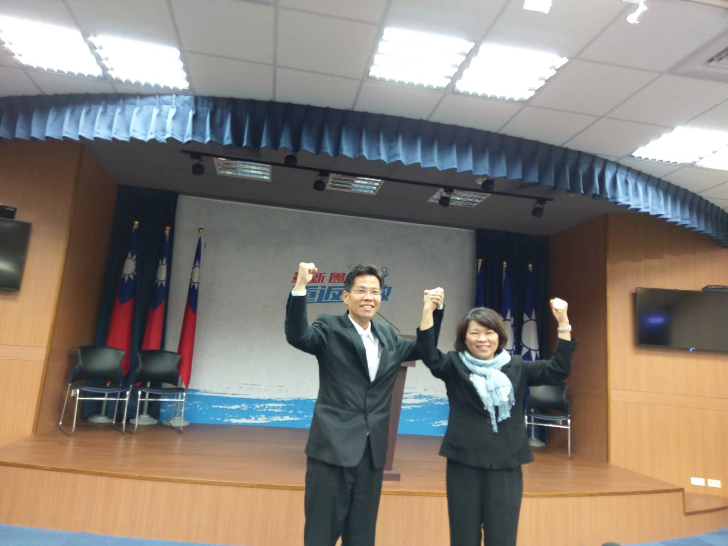 黃敏惠 (右) 與李允傑握手高舉象徵團結。 圖 : 黃敏惠競選總部/提供 黃敏惠 (右) 與李允傑握手高舉象徵團結。 圖 : 黃敏惠競選總部/提供