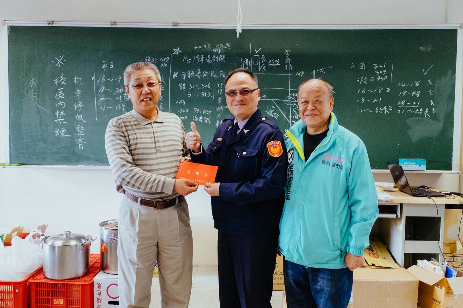 張明達及曾秋猛頒發慰問金給六個分局。 圖:張明達競選總部/提供 張明達及曾秋猛頒發慰問金給六個分局。 圖:張明達競選總部/提供