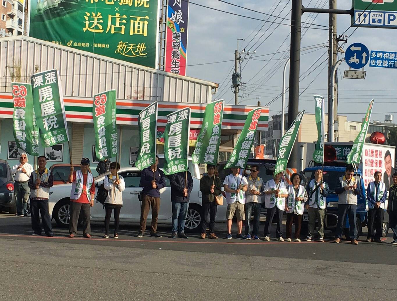 李俊毅強調26日是最後一場市長政見發表會,請同志要將「3千萬、7百萬元」的指控,說清楚講明白。 圖:黃博郎/攝 李俊毅強調26日是最後一場市長政見發表會,請同志要將「3千萬、7百萬元」的指控,說清楚講明白。 圖:黃博郎/攝