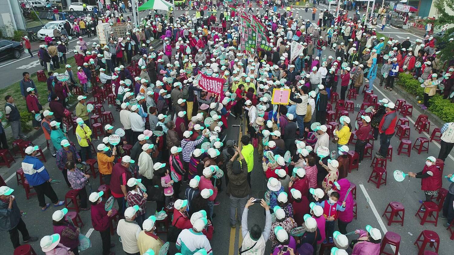 陳亭妃舉辦「團結做伙行」造勢活動,現場湧進5萬人,立委蔡易餘、高志鵬等人都到場相挺。 圖:黃博郎/攝 陳亭妃舉辦「團結做伙行」造勢活動,現場湧進5萬人,立委蔡易餘、高志鵬等人都到場相挺。 圖:黃博郎/攝