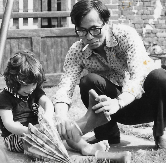 張維嘉老師1974年於法國與友人可愛女兒。
圖:張維嘉/提供 張維嘉老師1974年於法國與友人可愛女兒。
圖:張維嘉/提供