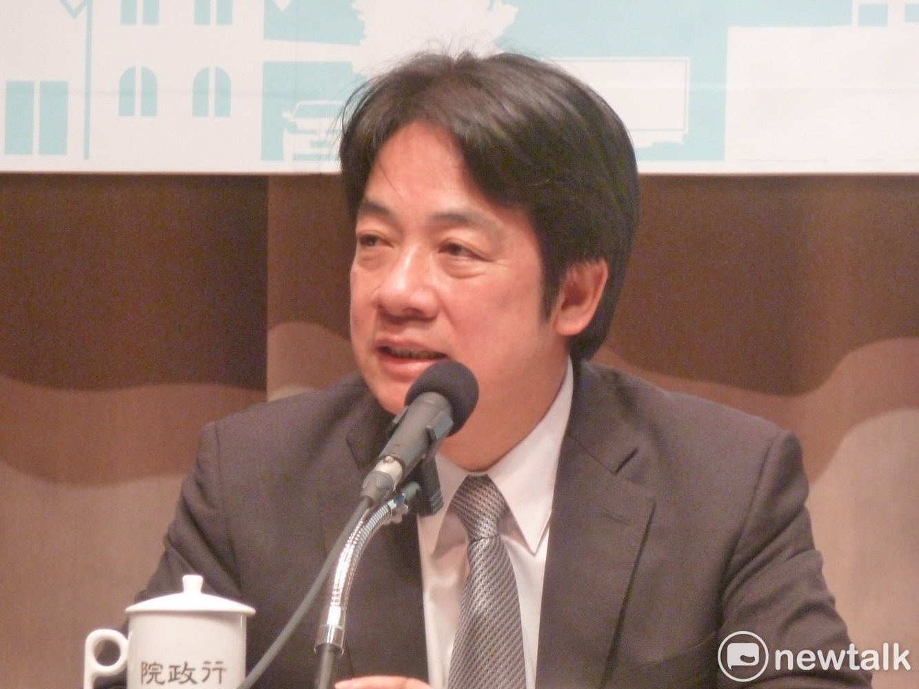 行政院長賴清德今(15)日在院會中表示,兩岸文化產業及文化交流最重要的關鍵,在於必須尊重創作與表意自由,審批制度將傷害藝術創作的自由。 行政院長賴清德今(15)日在院會中表示,兩岸文化產業及文化交流最重要的關鍵,在於必須尊重創作與表意自由,審批制度將傷害藝術創作的自由。