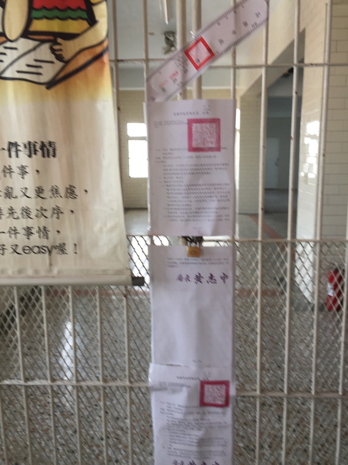 龍發堂生活大樓淨空後依傳染病防治法進行防疫公告及封條張貼作業。 圖:高雄市衛生局/提供 龍發堂生活大樓淨空後依傳染病防治法進行防疫公告及封條張貼作業。 圖:高雄市衛生局/提供