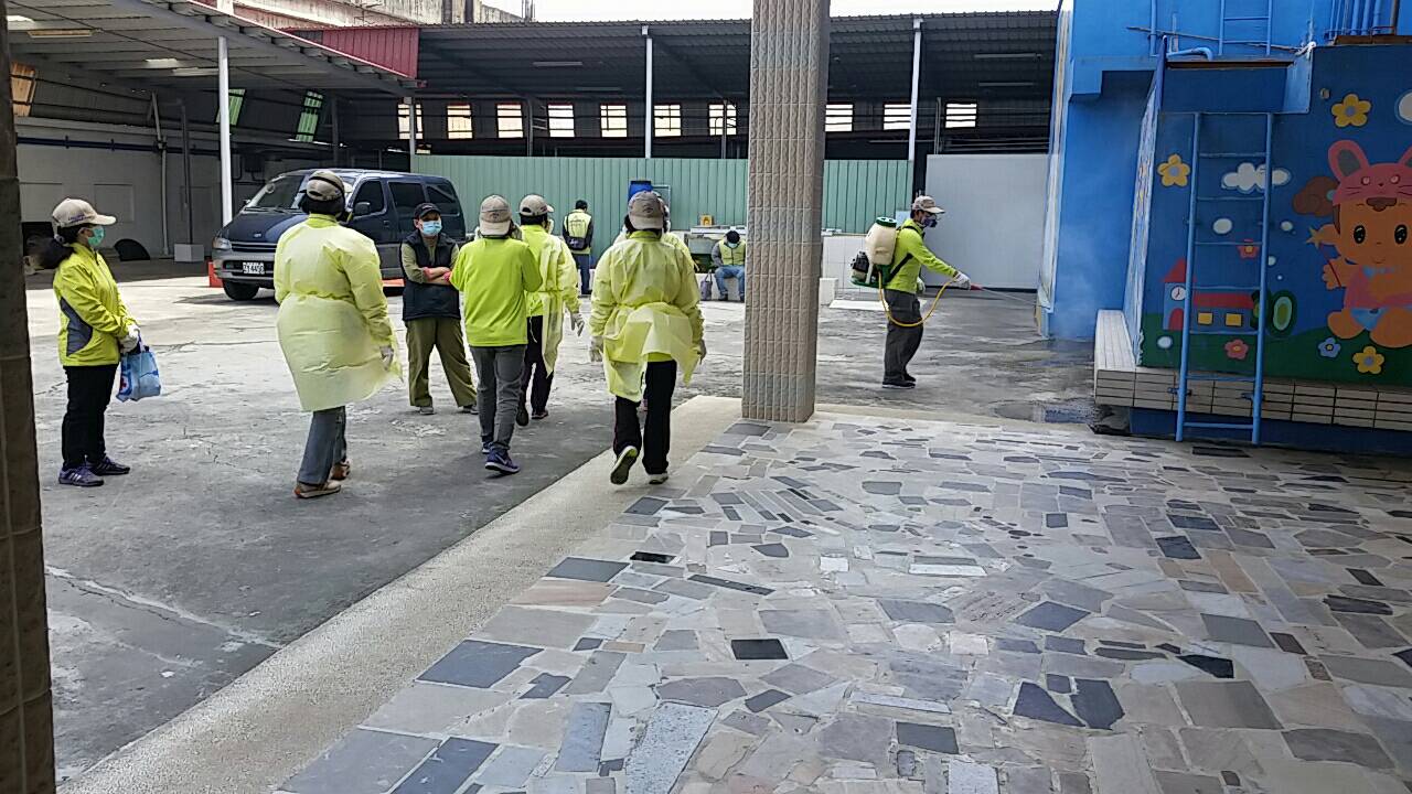 龍發堂生活大樓強制清空後,進行周圍環境消毒作業。 圖:高雄市衛生局/提供 龍發堂生活大樓強制清空後,進行周圍環境消毒作業。 圖:高雄市衛生局/提供