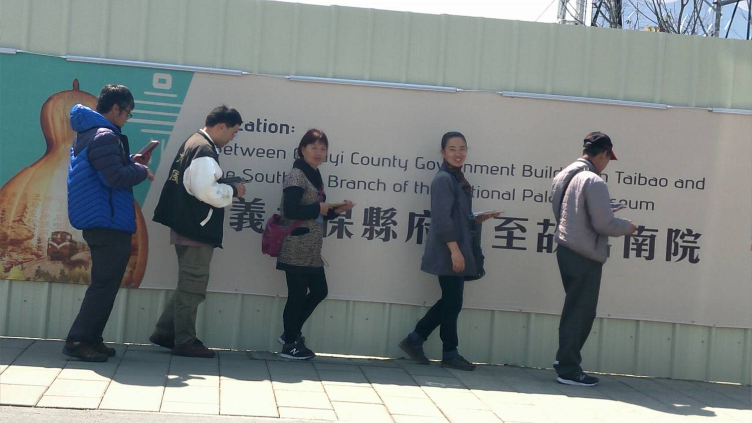 有抓寶玩家在燈會區抓寶,隊伍從從懸空藝術沿著健康二路一路走到科技燈區。 圖:讀者/提供 有抓寶玩家在燈會區抓寶,隊伍從從懸空藝術沿著健康二路一路走到科技燈區。 圖:讀者/提供