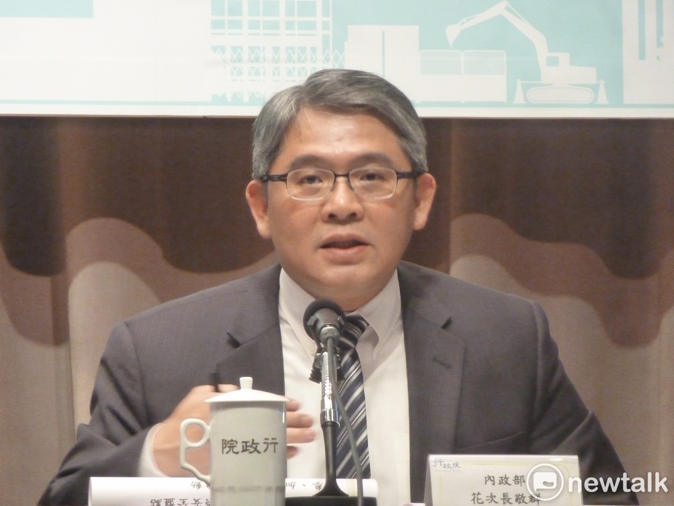 內政部次長花敬群則補充,修法後,未來將要求建物構造不安全的業主在一年內提出補強或重建計畫。 圖:謝莉慧/攝 內政部次長花敬群則補充,修法後,未來將要求建物構造不安全的業主在一年內提出補強或重建計畫。 圖:謝莉慧/攝