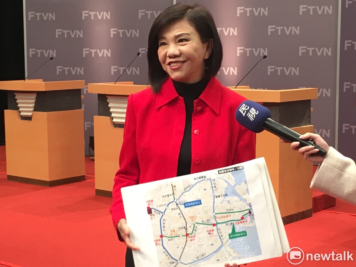 參選人黃偉哲、陳亭妃、王定宇、葉宜津、顏純左、李俊毅在會前個別受訪時煙硝四起。 圖:黃韋銓/攝 參選人黃偉哲、陳亭妃、王定宇、葉宜津、顏純左、李俊毅在會前個別受訪時煙硝四起。 圖:黃韋銓/攝