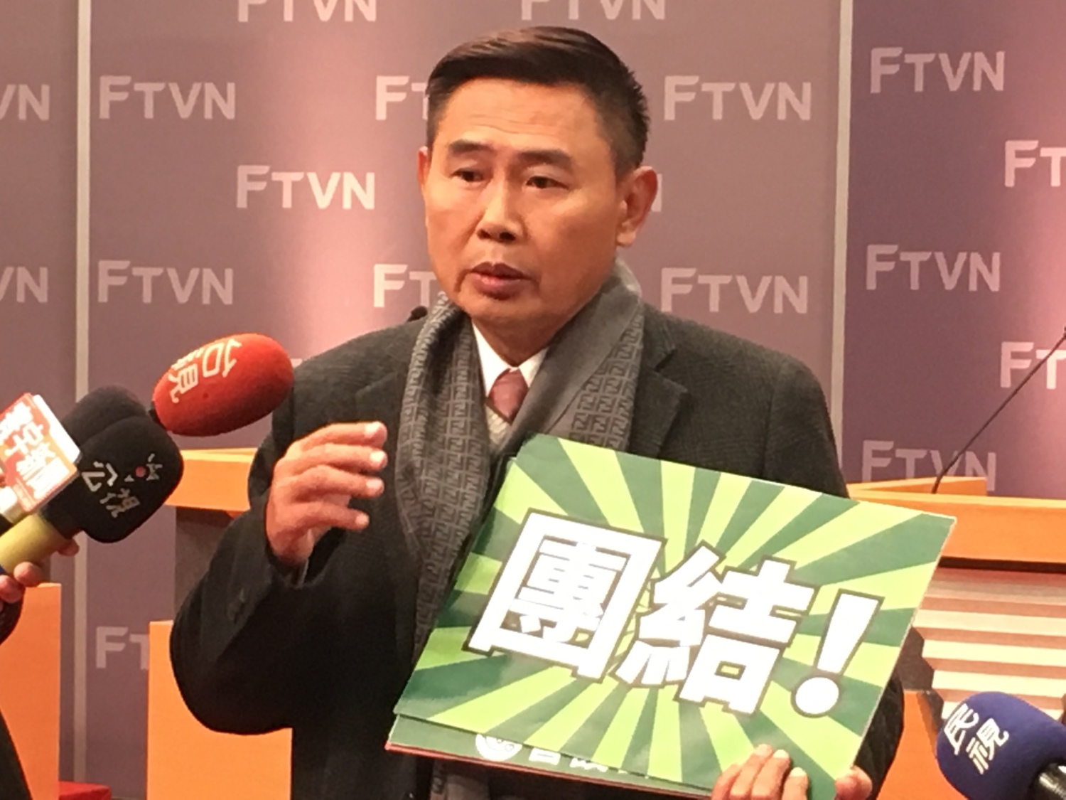 參選人黃偉哲、陳亭妃、王定宇、葉宜津、顏純左、李俊毅在會前個別受訪時煙硝四起。 圖:黃韋銓/攝 參選人黃偉哲、陳亭妃、王定宇、葉宜津、顏純左、李俊毅在會前個別受訪時煙硝四起。 圖:黃韋銓/攝