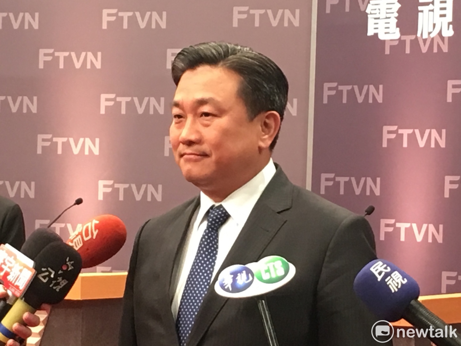 參選人黃偉哲、陳亭妃、王定宇、葉宜津、顏純左、李俊毅在會前個別受訪時煙硝四起。 圖:黃韋銓/攝 參選人黃偉哲、陳亭妃、王定宇、葉宜津、顏純左、李俊毅在會前個別受訪時煙硝四起。 圖:黃韋銓/攝