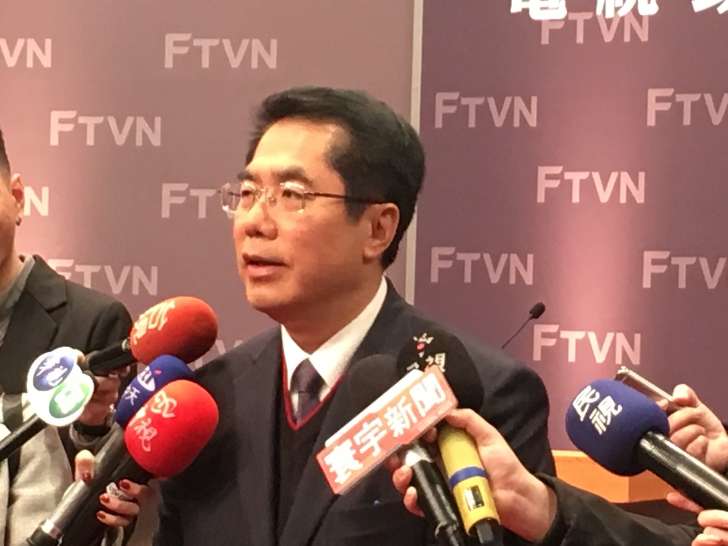 參選人黃偉哲、陳亭妃、王定宇、葉宜津、顏純左、李俊毅在會前個別受訪時煙硝四起。 圖:黃韋銓/攝 參選人黃偉哲、陳亭妃、王定宇、葉宜津、顏純左、李俊毅在會前個別受訪時煙硝四起。 圖:黃韋銓/攝