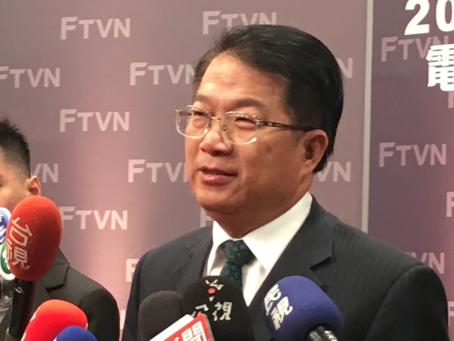 參選人黃偉哲、陳亭妃、王定宇、葉宜津、顏純左、李俊毅在會前個別受訪時煙硝四起。 圖:黃韋銓/攝 參選人黃偉哲、陳亭妃、王定宇、葉宜津、顏純左、李俊毅在會前個別受訪時煙硝四起。 圖:黃韋銓/攝