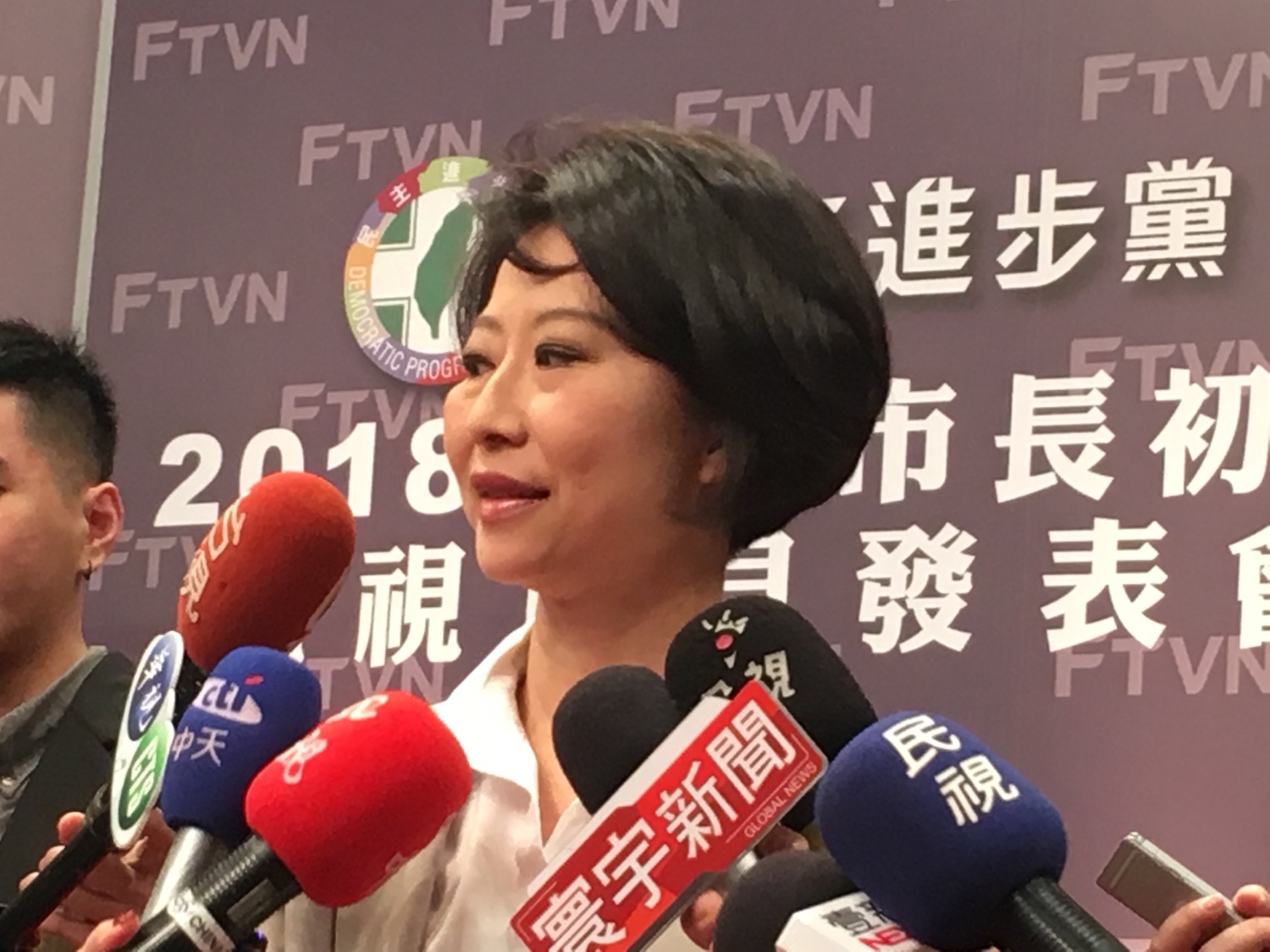 參選人黃偉哲、陳亭妃、王定宇、葉宜津、顏純左、李俊毅在會前個別受訪時煙硝四起。 圖:黃韋銓/攝 參選人黃偉哲、陳亭妃、王定宇、葉宜津、顏純左、李俊毅在會前個別受訪時煙硝四起。 圖:黃韋銓/攝