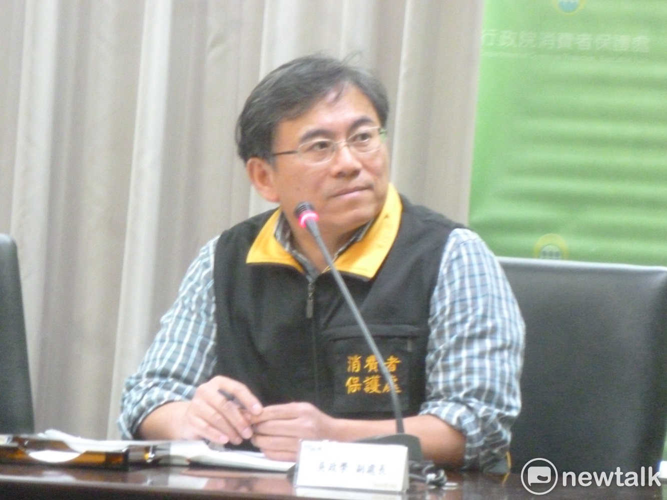 消保處發言人吳政學表示,據消保官初步回報,各大賣場都仍有存貨,也沒有觀察到價格哄抬的情況。 圖:謝莉慧/攝 消保處發言人吳政學表示,據消保官初步回報,各大賣場都仍有存貨,也沒有觀察到價格哄抬的情況。 圖:謝莉慧/攝