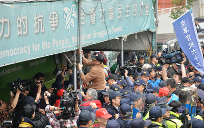 反軍人年改團體27日下午持續抗爭,拆除濟南路獨派團體帳篷上的旗幟並燒毀,打算拆第二面旗幟時,與警方爆發衝突。 圖 : 中央社 反軍人年改團體27日下午持續抗爭,拆除濟南路獨派團體帳篷上的旗幟並燒毀,打算拆第二面旗幟時,與警方爆發衝突。 圖 : 中央社